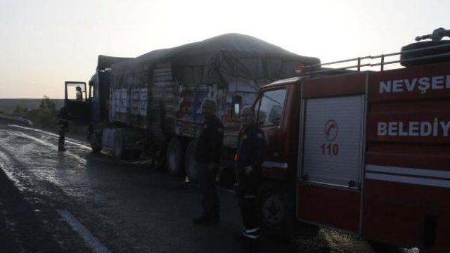 Nevşehir’de lastikleri tutuşan TIR'ı itfaiye söndürdü
