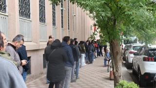 Vatandaşların 'para' kuyruğu! Sabah sıraya giriyorlar, yoğunluk her geçen gün artıyor