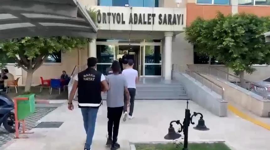 Hatay'da yedek lastiğinde uyuşturucu ele geçirilen araçtaki 2 zanlı tutuklandı