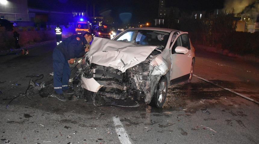 İzmir'de iki otomobilin çarpıştığı kazada 2 kişi öldü, 2 kişi yaralandı