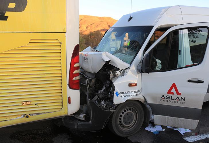 Çankırı'da 3 otobüs ve 1 minibüs kaza yaptı! Çok sayıda yaralı var
