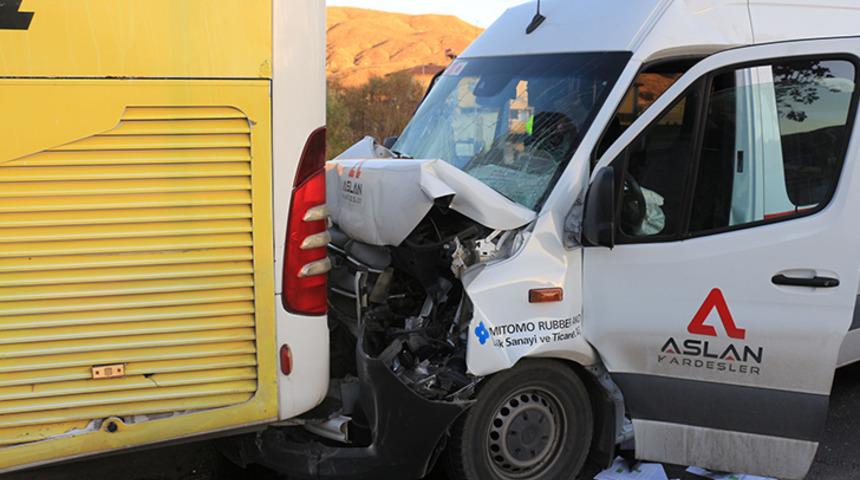 Çankırı'da 3 otobüs ve 1 minibüs kaza yaptı! Çok sayıda yaralı var