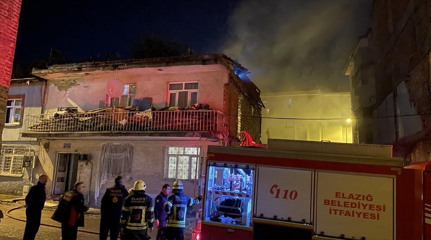 Elazığ'da binanın çatısında çıkan yangın söndürüldü