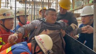 Korkunç anlar! Bir anda dengesini kaybedip düşünce kabusu yaşadı... 5 metal çubuk gövdesine saplandı