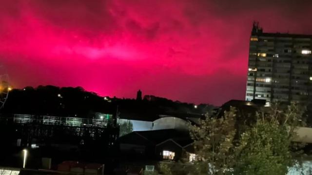 Bilim kurgu filmi gibi ama gerçek! Gökyüzü bir anda pembeye büründü... Kıyamet alameti olarak yorumlandı ama gerçek bambaşka çıktı