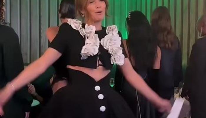 Jennifer Lopez eteğini kaldırıp iç çamaşırını gösterdi