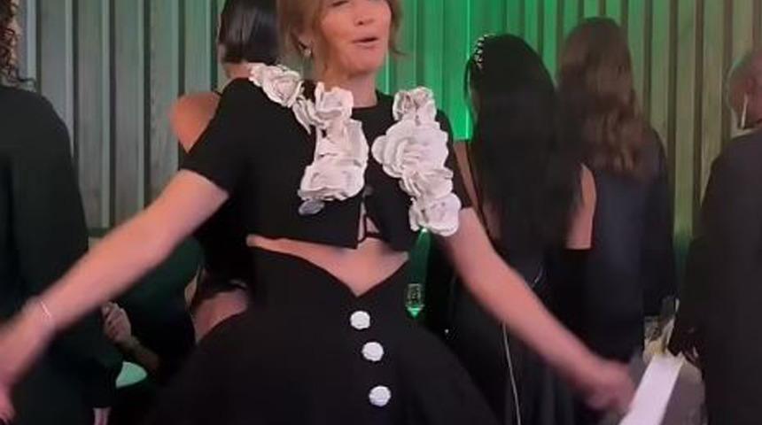 Jennifer Lopez eteğini kaldırıp iç çamaşırını gösterdi