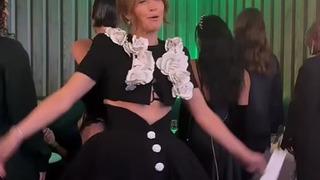 Jennifer Lopez eteğini kaldırıp iç çamaşırını gösterdi