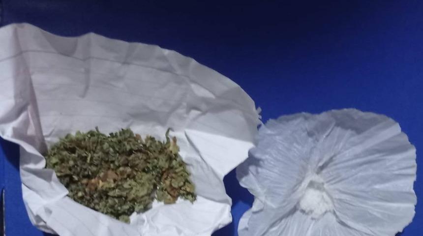 Şüphe üzerine durdurulan araçtaki şahıslar uyuşturucu kullanmış