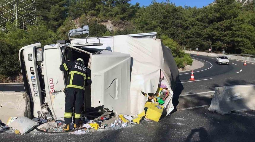 Gıda taşıyan kamyon kaza yaptı, 2 yaralı