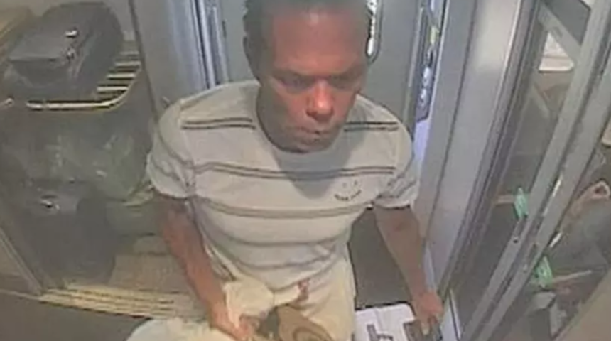 Trende yolcu çevresindekilere aldırmadan kendisini tatmin etmeye başladı! O anlar başka bir yolcu tarafından fark edildi