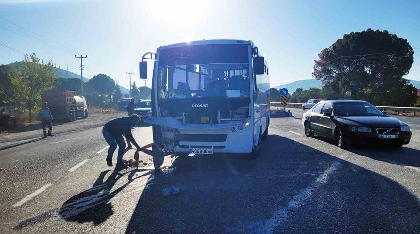 Beton mikseri ile yolcu midibüsü çarpıştı