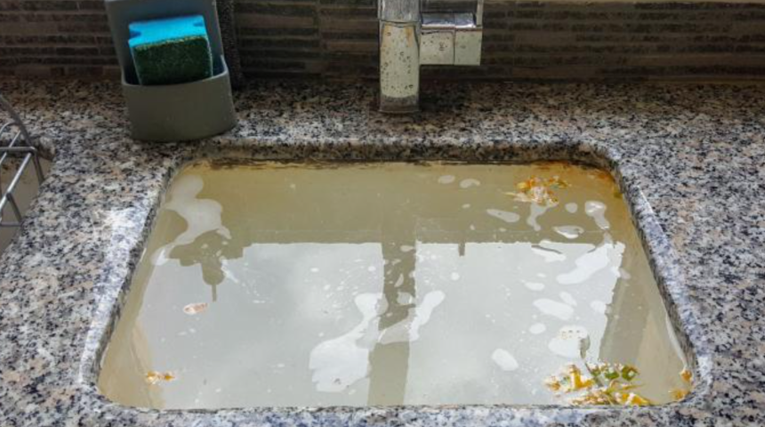 Tıkanmış lavaboyu kolayca a&ccedil;ıyor! Tesisat&ccedil;ıların uyguladığı lavabo a&ccedil;ma y&ouml;ntemi