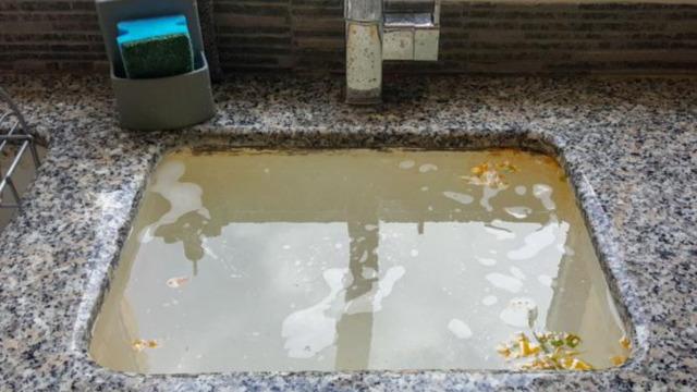 Tıkanmış lavaboyu kolayca açıyor! Tesisatçıların uyguladığı lavabo açma yöntemi