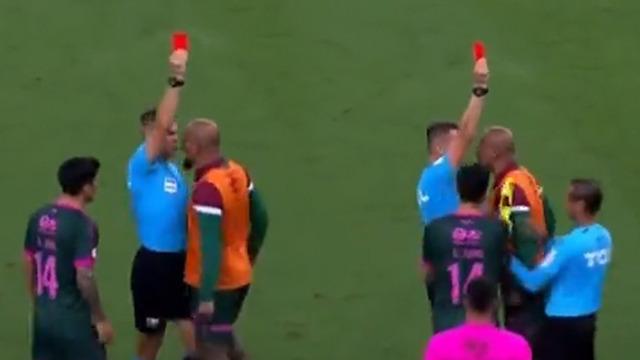 Felipe Melo çılgına döndü, önüne kimse çıkamadı! Hakemin üstüne koştu ve...