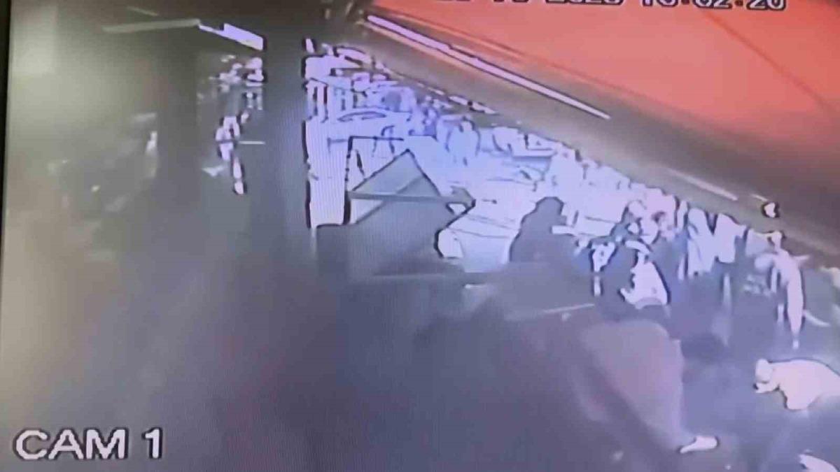 Sultangazi&rsquo;de dehşet: "Kargonuz var" diyerek sokağa &ccedil;ağırdığı kadını kurşunlayıp ka&ccedil;tı