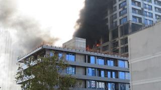 Dumanlar gökyüzünü kapladı! Ataşehir'de inşaatta yangın çıktı, patlamalar meydana geldi