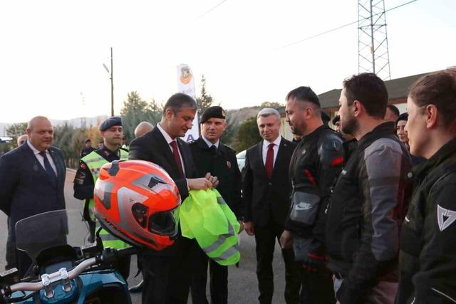 Karabük’te sürücülere reflektif yelek dağıtıldı