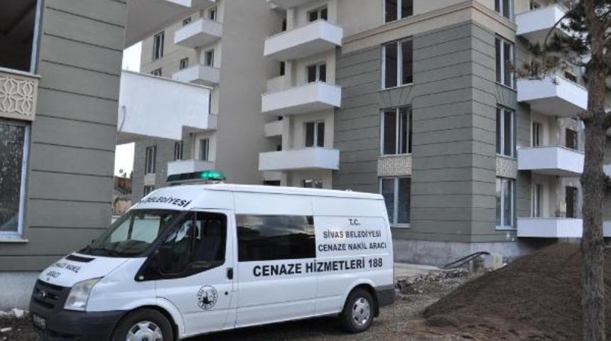 İlk iş gününde asansör boşluğuna düşen Afgan öldü
