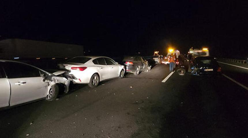 Otoyolda 11 araç zincirleme kazaya karıştı! Yolda uzun araç kuyrukları oluştu