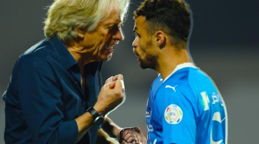 Fenerbahçe'nin eski hocası Jorge Jesus, oyuncusunun üzerine yürüdü! Yardımcısı araya girdi...