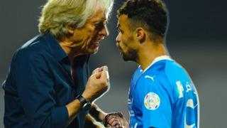 Fenerbahçe'nin eski hocası Jorge Jesus, oyuncusunun üzerine yürüdü! Yardımcısı araya girdi...