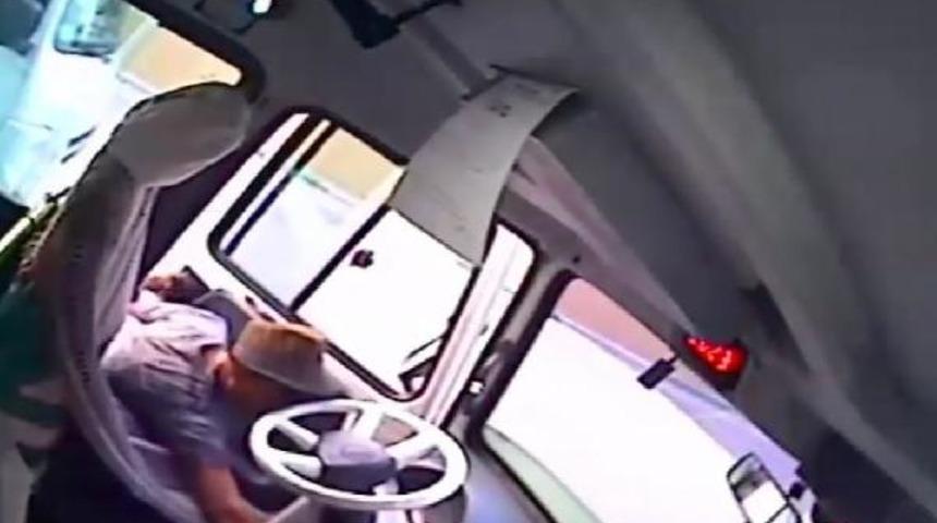 'F&ouml;tr şapkalı' minib&uuml;sten paraları b&ouml;yle aldı