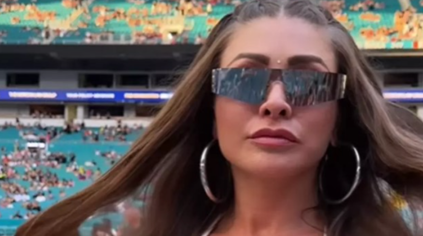 Sosyal medya fenomeni Francia James dekoltesinin dozunu abarttı! Neredeyse elbise üzerinden düşecekti