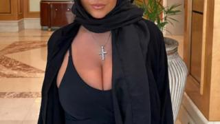 Sosyal medya fenomeni Apollonia Llewellyn aşka geldi! Sevgilisinin kucağına oturup poz verdi... Frikik vermemek için uğraştı