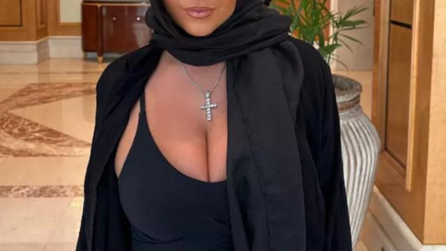 Sosyal medya fenomeni Apollonia Llewellyn aşka geldi! Sevgilisinin kucağına oturup poz verdi... Frikik vermemek için uğraştı