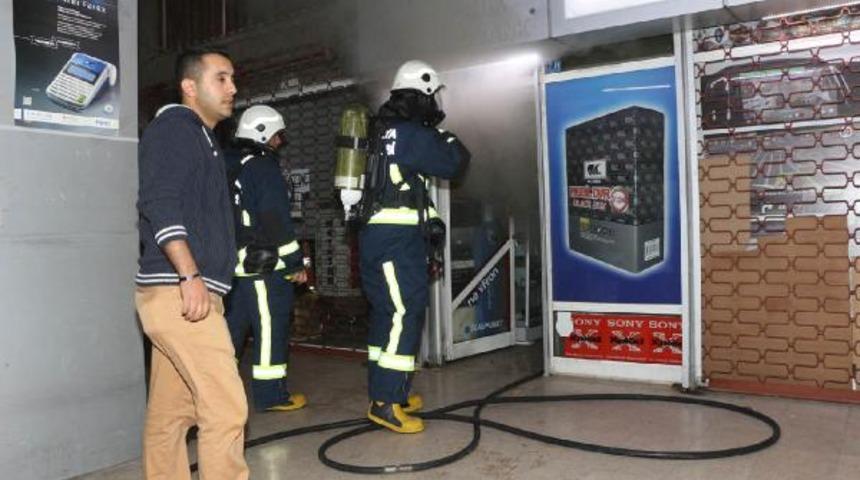 Elektronik mağazasındaki yangın paniğe neden oldu