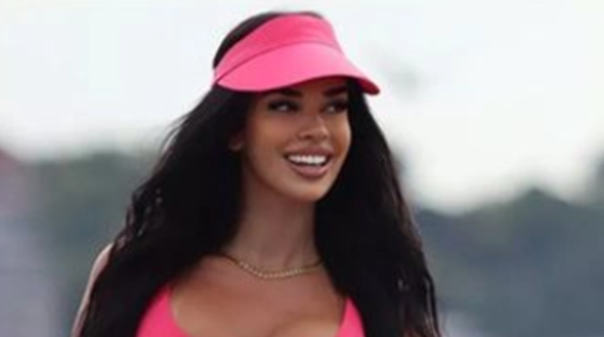 Sosyal medya fenomeni Ivana Knöll bikinisiyle ayna karşısına geçip dans etti! Kıvrak hareketleri olay yarattı 