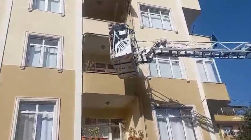 Kapıyı açmayınca balkondan girdiler! Acı manzarayla karşılaştılar
