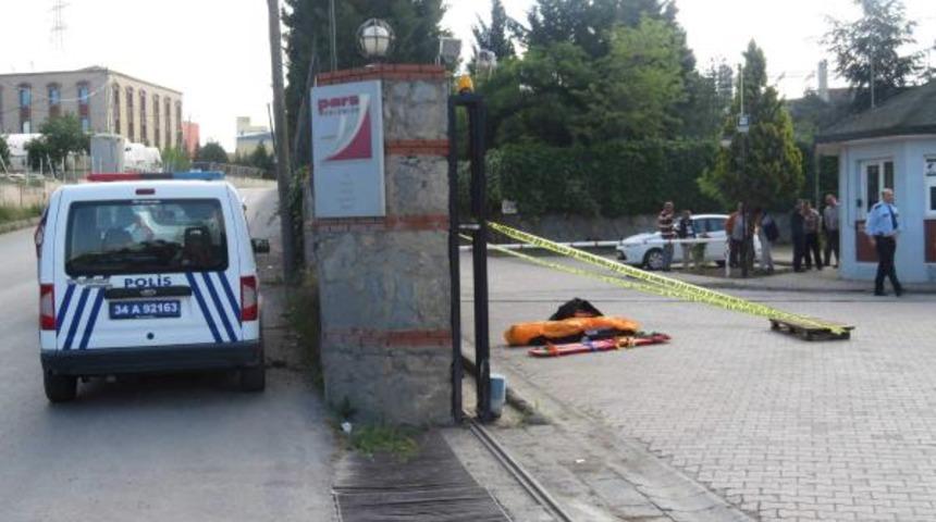 Tuzla'da akıl almaz ölüm: Üzerine demir kapı düşen güvenlikçi hayatını kaybetti