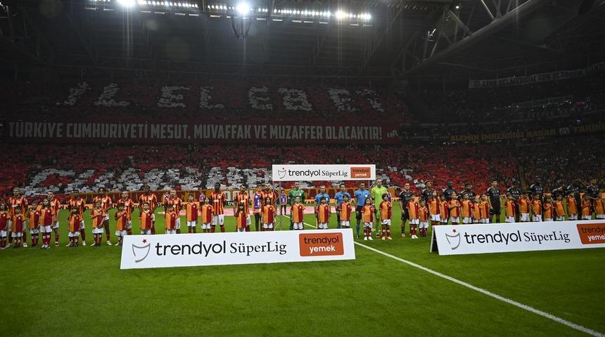 Son dakika: Galatasaray taraftarından Beşiktaşlı yıldıza büyük tepki! Top ayağına geldiğinde bütün stadyum ıslıkladı, 31. dakikada mecburen oyundan çıktı...