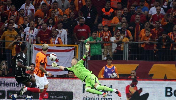 Son dakika: Galatasaray – Beşiktaş derbisine damga vuran olay! Icardi’nin topu çizgiden çıktı, VAR kontrolünün ardından Mert Günok kırmızı kart gördü…Spor Toto Süper Lig