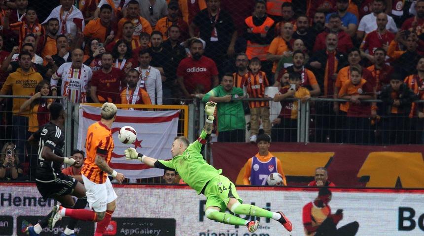 Son dakika: Galatasaray - Beşiktaş derbisine damga vuran olay! Icardi'nin topu çizgiden çıktı, VAR kontrolünün ardından Mert Günok kırmızı kart gördü...