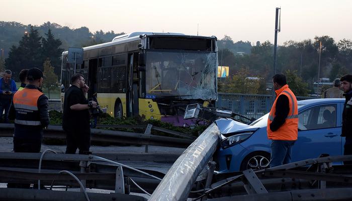 İstanbul’da İETT otobüsü kontrolden çıkıp aydınlatma direğini devirdi: Yol trafiğe kapandı