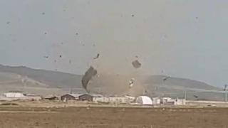 Hortum 4 ahırın çatısını kağıt gibi savurdu! O anlar saniye saniye kaydedildi