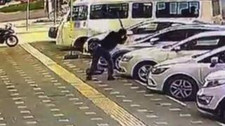 Balta ile park halindeki araçlara saldırdı! O anlar kamerada