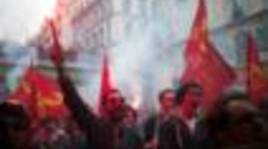 Fransa: Hükümetin zorla geçirme kararı aldığı Çalışma Yasası protesto edildi