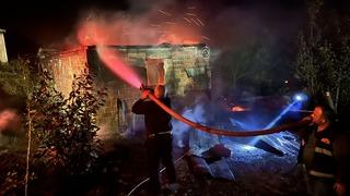 Düzce'de yangın çıkan tek katlı ev kullanılamaz hale geldi