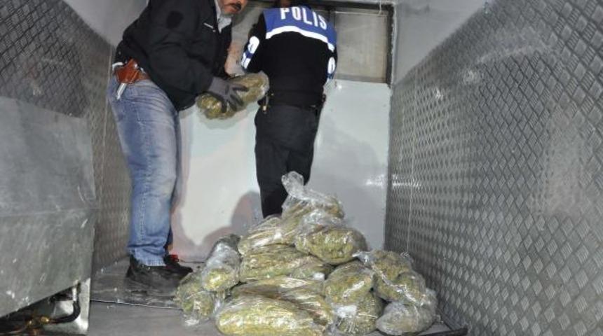 Piliç eti taşınan kamyonda 35 kilo esrar ele geçirildi