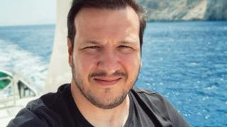 43 yaşına giren Şahan Gökbakar ailesiyle poz verdi! Eşinin elindeki bebek olay oldu