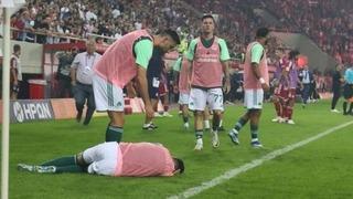 Yunanistan'da Olympiakos ile Panathinaikos maçında ortalık karıştı! Dev derbi yarıda kaldı