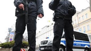 Almanya'da televizyon kanalı ve 5 okula bomba ihbarı! Ekipler alarma geçti