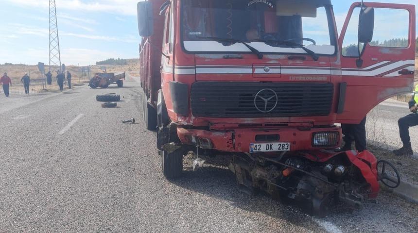 Kamyonla çarpışan traktör ikiye bölündü: 1 yaralı