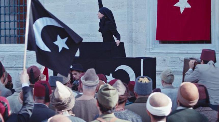 Halide Edib Adıvar rolünü canlandıran Birce Akalay'ın sahnesi sosyal medyayı salladı