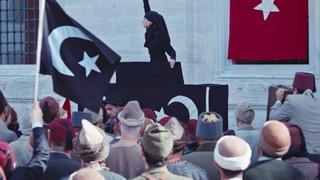 Halide Edib Adıvar rolünü canlandıran Birce Akalay'ın sahnesi sosyal medyayı salladı