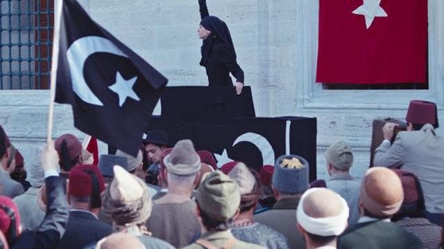 Halide Edib Adıvar rolünü canlandıran Birce Akalay'ın sahnesi sosyal medyayı salladı